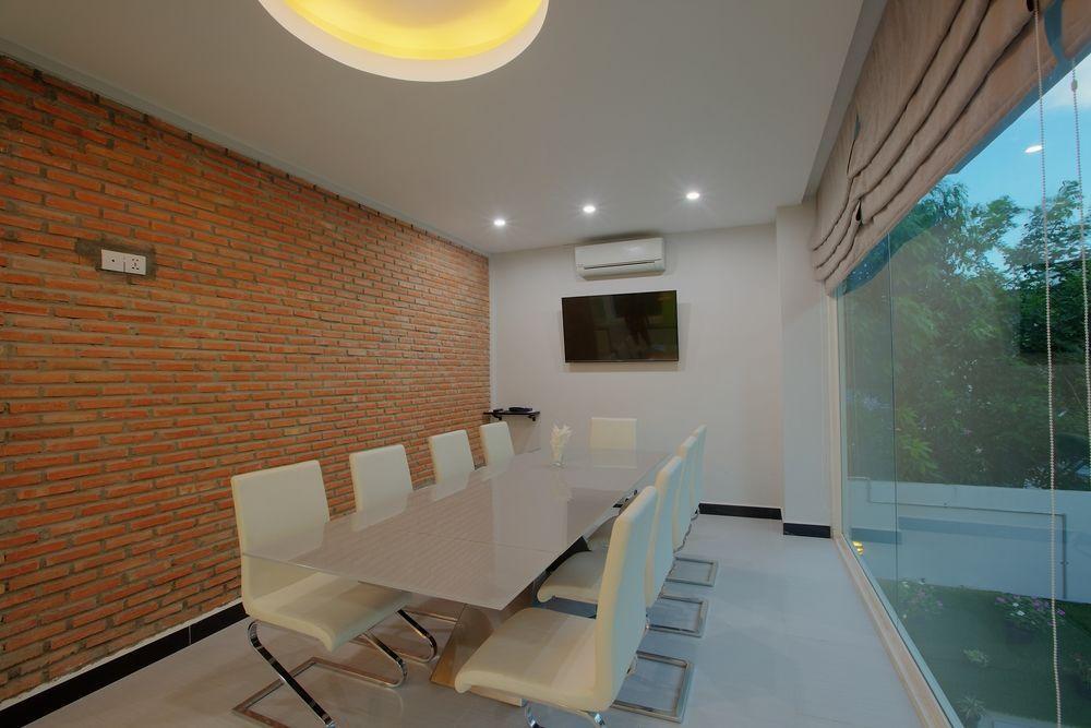 Colina Sky Hotel Phnom Penh Exterior foto